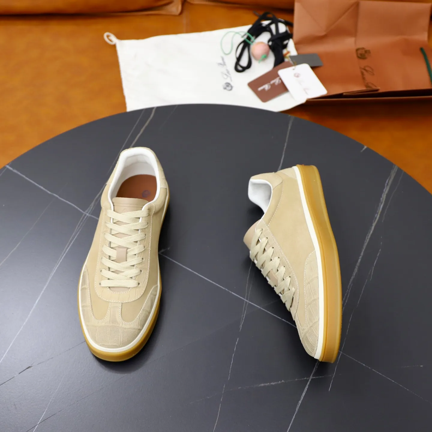 Ex-factory price: 560💰Loro Piana Tennis Walk men’s moral training sneakers! These new textured leather tennis shoes feature an ultra-low-top design for year-round wear and are water-resistant. The wrapped sole creates an effortlessly attractive color combination that harmoniously blends functionality with understated style. The ideal footwear option for urban dressing. The heel is decorated with a soft calfskin tongue with Kummel color inserts and an embossed LP logo. Cotton shoelaces. Material: Upper: Gray woven stitching with cowhide accents! Sole: Rubber lining: Cow leather original rubber sole, excellent foot comfort, complete package! Size: 38-39-40-41-42-43-44 leather shoe size (4546 can be customized)